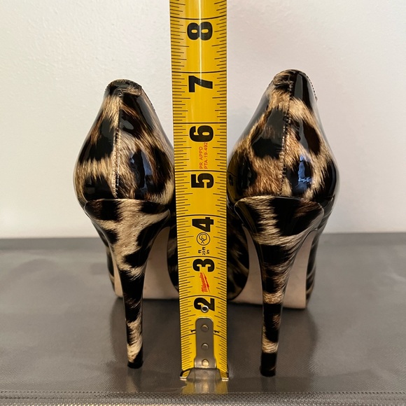 BCBGeneration LEOPARD PRINT PUMPS - Picture 4 of 7
